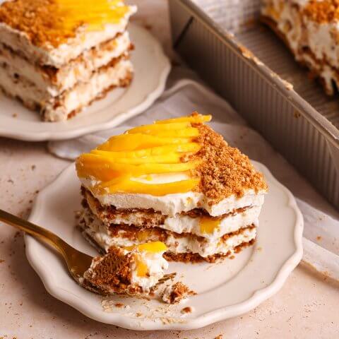 A mango float recipe made with layers of graham crackers, whipped cream and slices of mango.